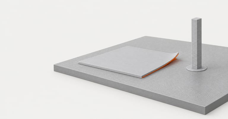 Illustration, not a photo: a flat grey 3D-printed plate on a print bed with one corner curled up, the lifted edge highlighted in orange, next to a tall thin tower standing on a flat brim.